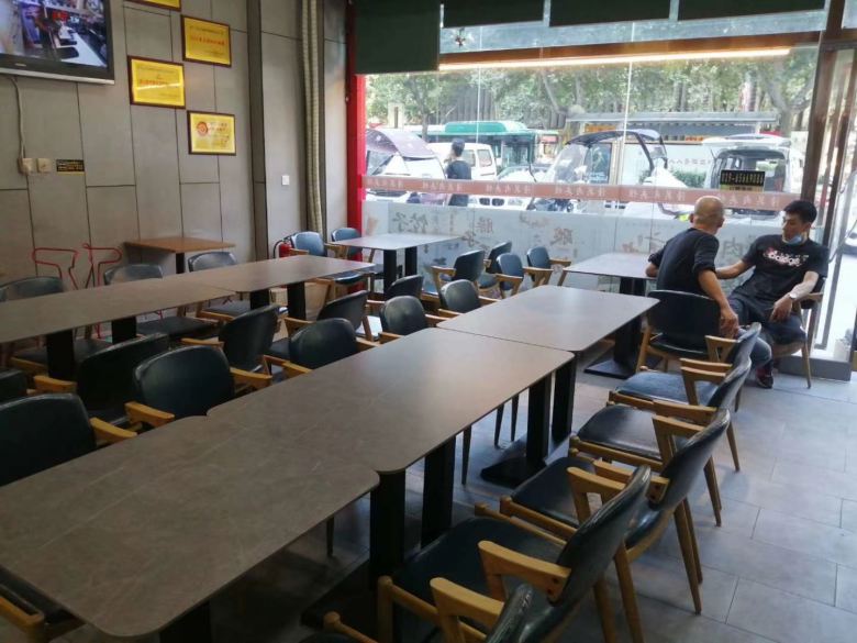 潼關(guān)肉夾饃餐桌椅進(jìn)場安裝.jpg