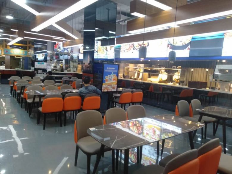 西安餐桌椅廠家工人搬運(yùn)家具.jpg