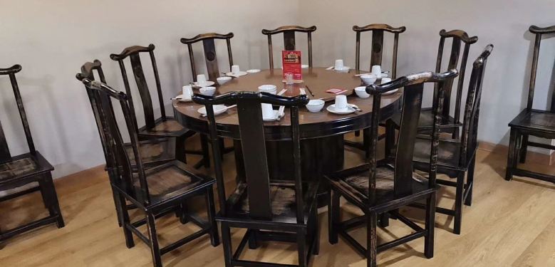 湘聚坊實木餐桌椅安裝現(xiàn)場.jpg