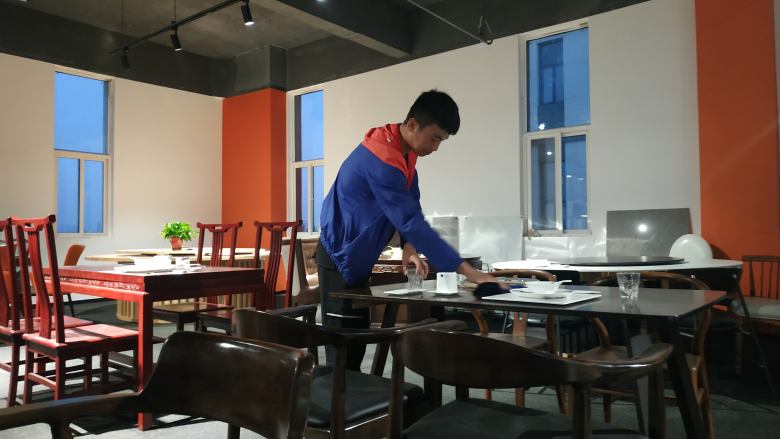博菲克項目經(jīng)理拖地.jpg