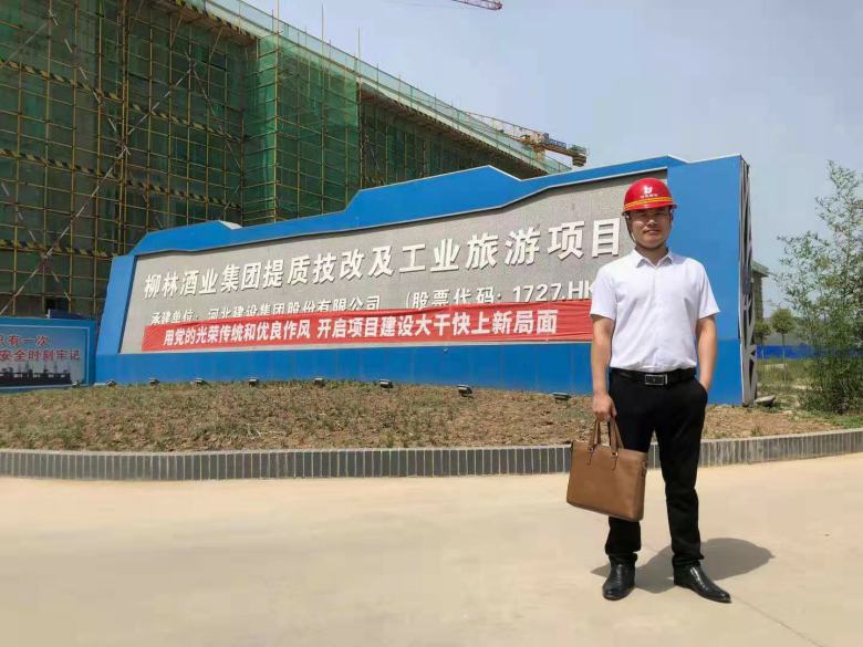 博菲克家具廠業(yè)務負責人在柳林酒店集團門口合影.jpg