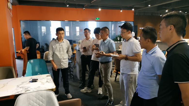 博菲克業(yè)務(wù)經(jīng)理給新人講解大理石餐桌知識.jpg