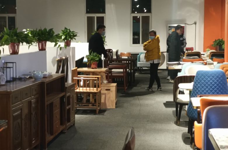 郭總在博菲克餐飲家具廠展廳挑選火鍋?zhàn)?jpg