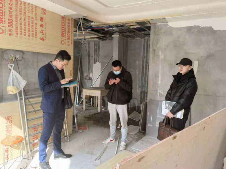 西安餐飲家具廠設(shè)計(jì)師到裝修現(xiàn)場量尺.jpg