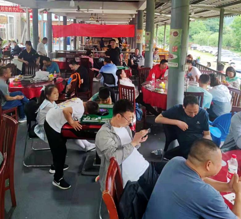 博菲克公司全體員工在農(nóng)家樂聚餐.jpg
