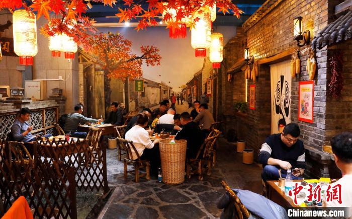 罐罐茶館內(nèi)人聲鼎沸，充滿煙火氣。.jpg