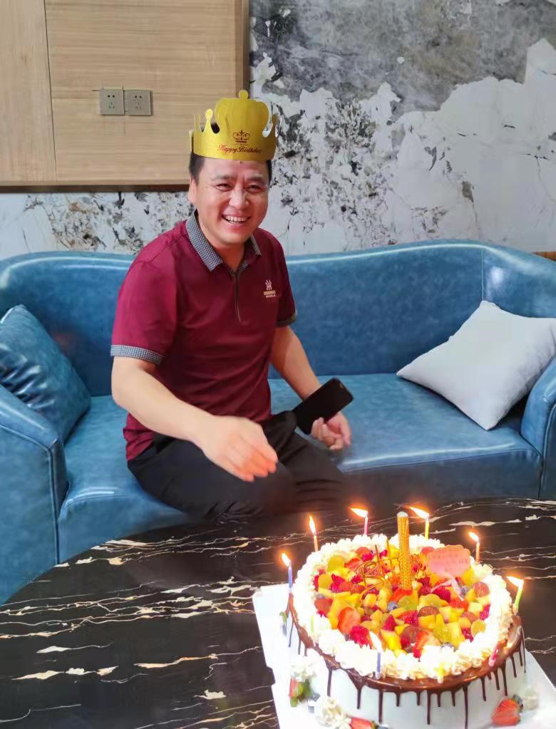博菲克業(yè)務(wù)部為過(guò)生日伙伴慶生.jpg