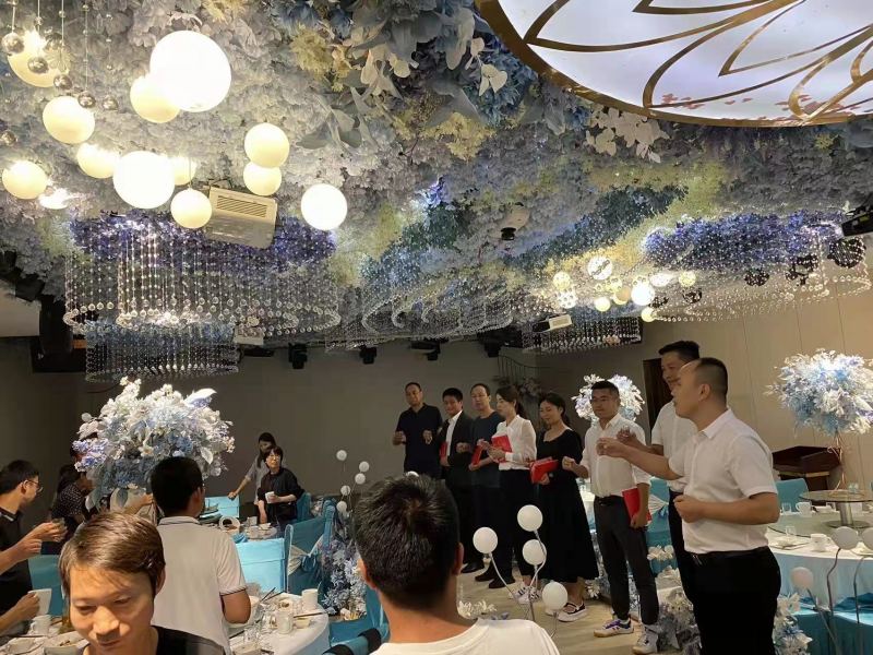 公司總經(jīng)理?xiàng)羁偵吓_為獲獎?wù)哳C獎.jpg