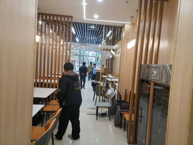 客戶和博菲克業(yè)務(wù)經(jīng)理驗(yàn)收餐桌椅.jpg