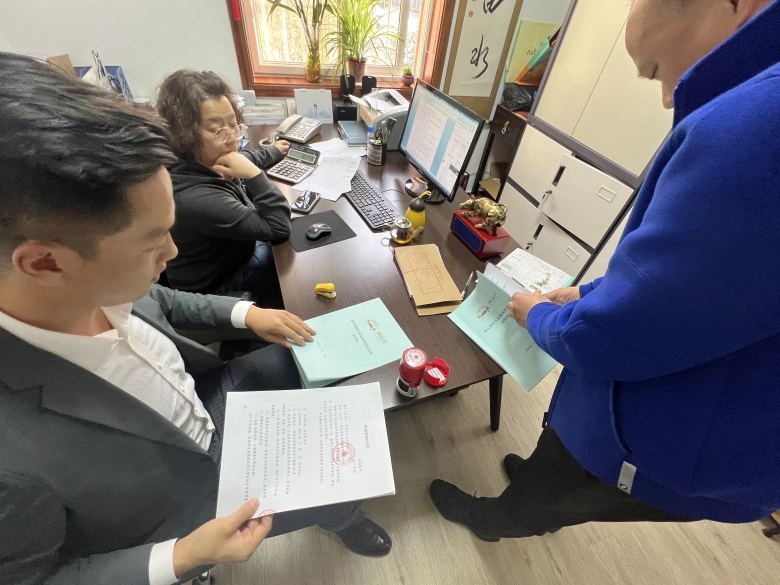 博菲克家具業(yè)務經理和錦江之星負責人簽訂酒店家具合同.jpg